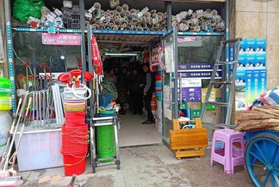 開遍路口的五金店生意慘淡，為何越開越多？理由很簡單